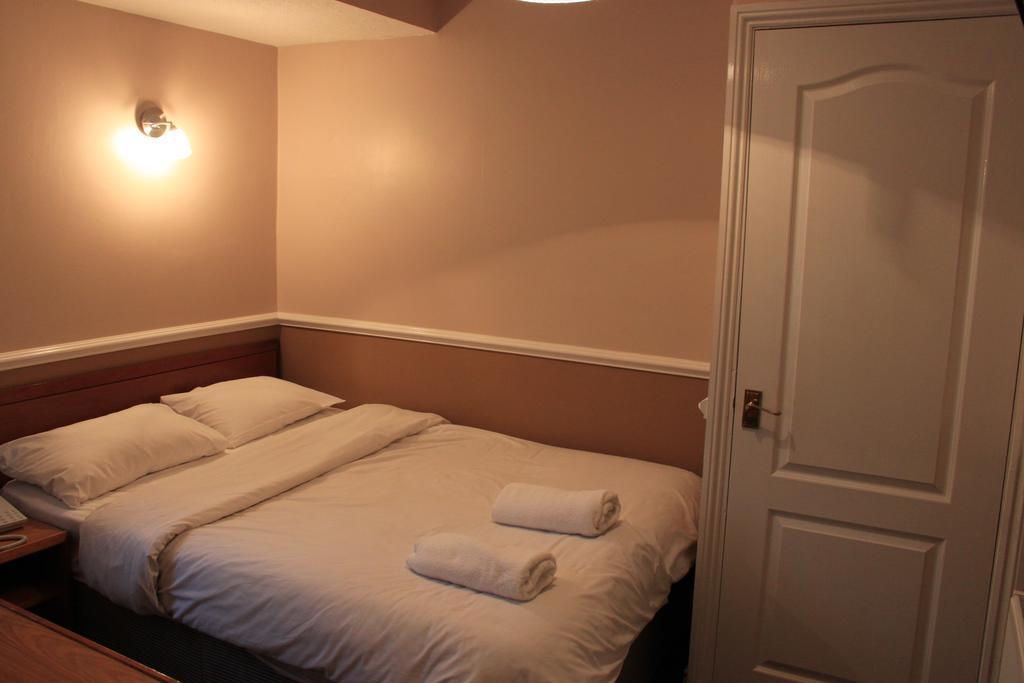 Pines Hotel Luton Airport Zimmer foto