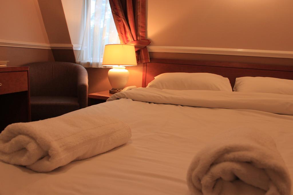 Pines Hotel Luton Airport Zimmer foto