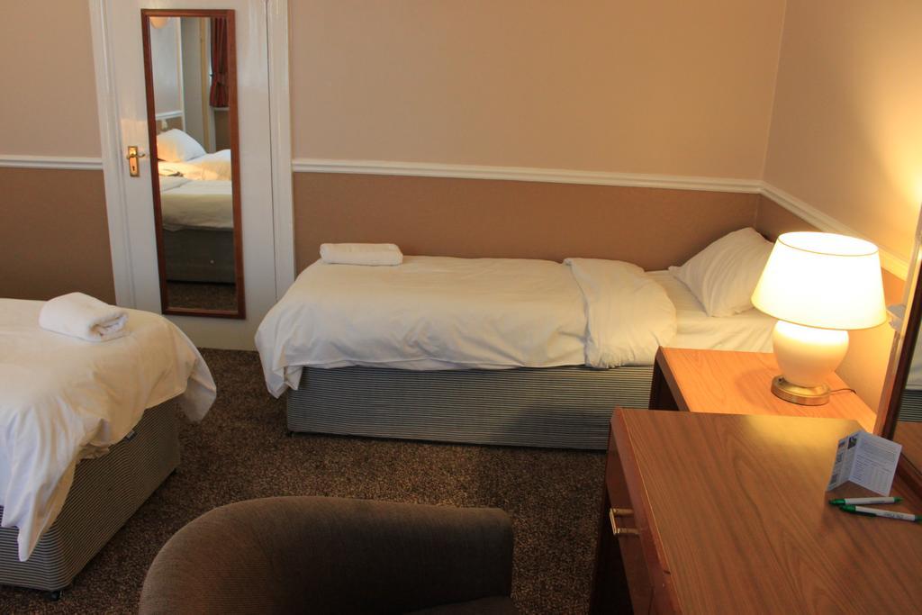 Pines Hotel Luton Airport Zimmer foto