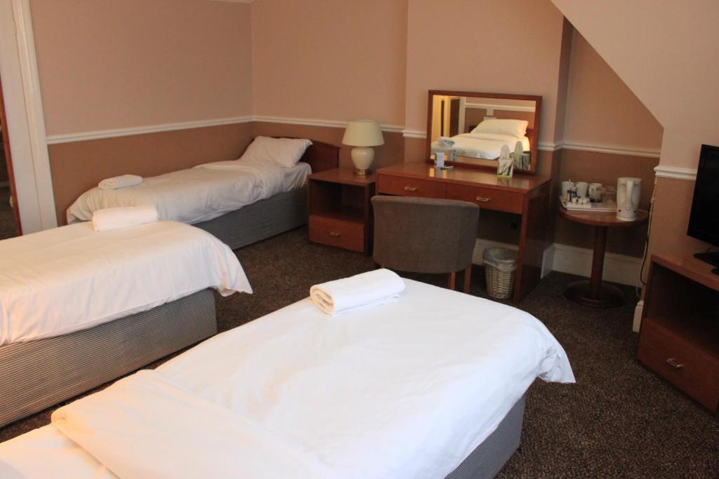 Pines Hotel Luton Airport Zimmer foto