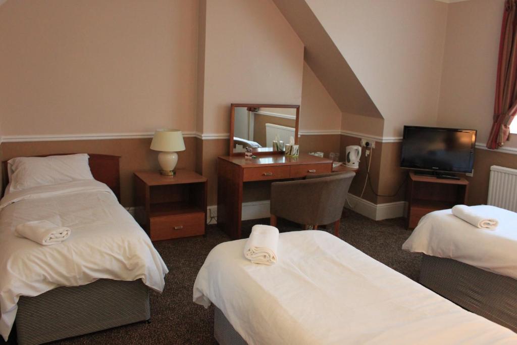 Pines Hotel Luton Airport Zimmer foto