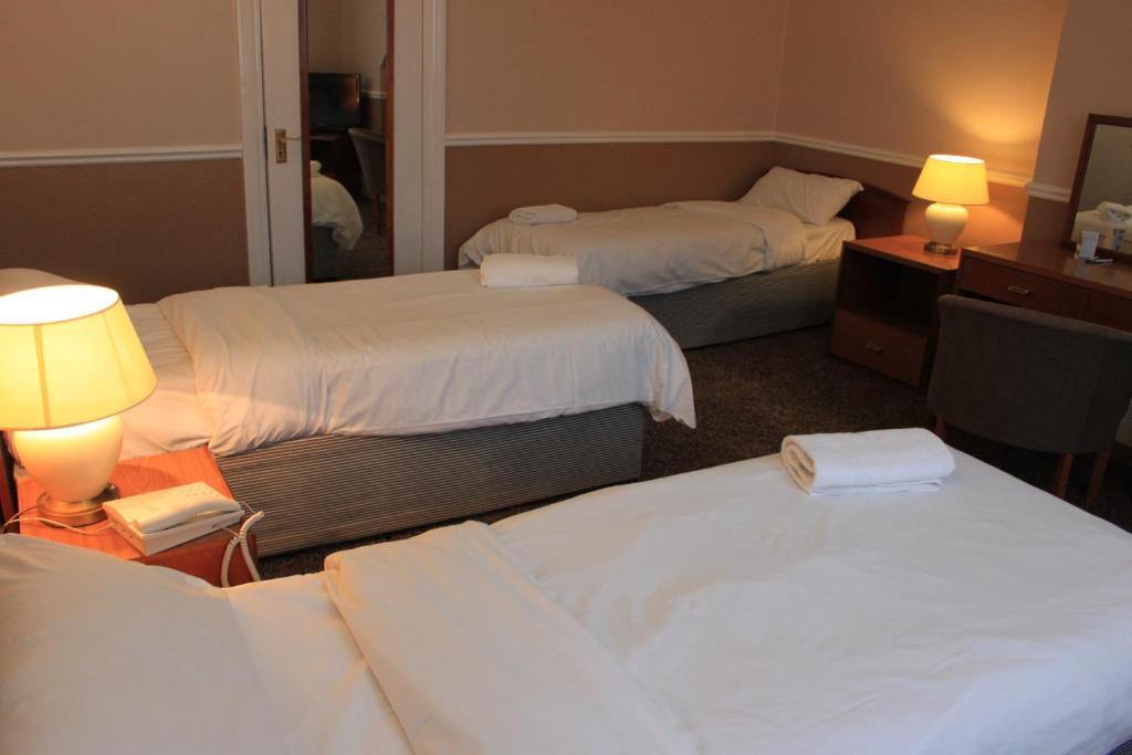 Pines Hotel Luton Airport Zimmer foto