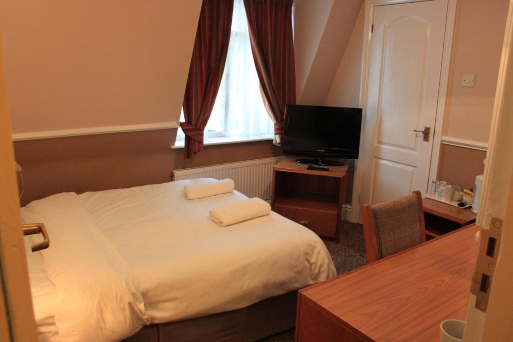 Pines Hotel Luton Airport Zimmer foto