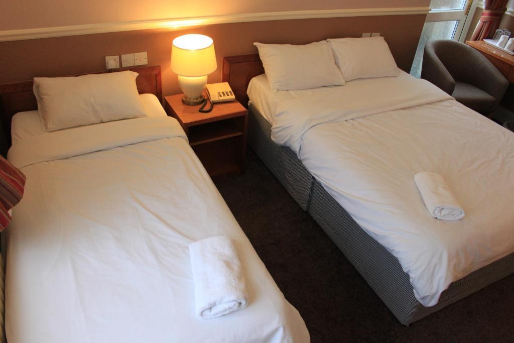 Pines Hotel Luton Airport Zimmer foto