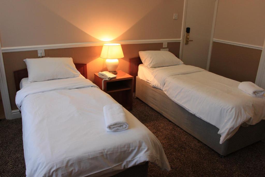 Pines Hotel Luton Airport Zimmer foto