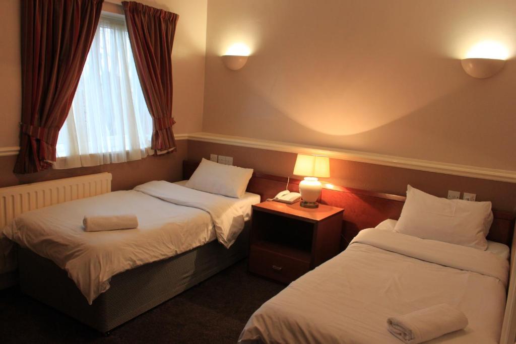 Pines Hotel Luton Airport Zimmer foto