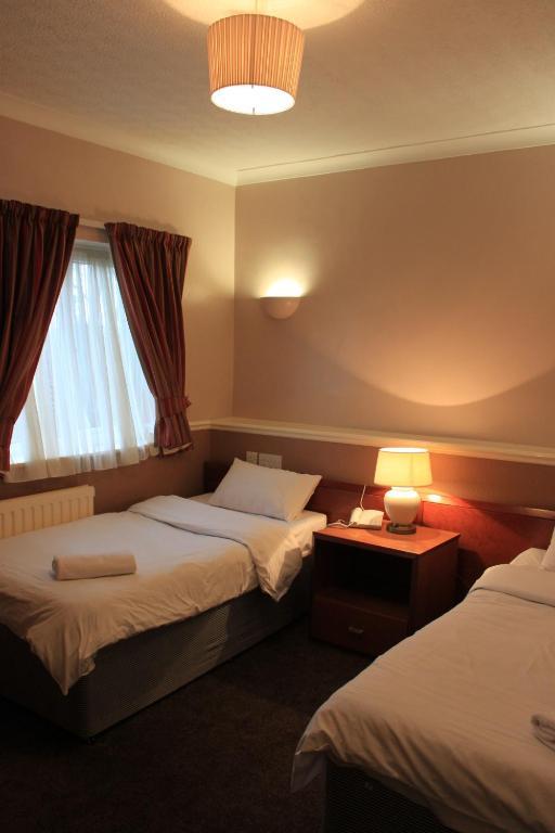 Pines Hotel Luton Airport Zimmer foto