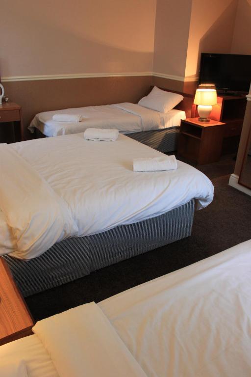 Pines Hotel Luton Airport Zimmer foto