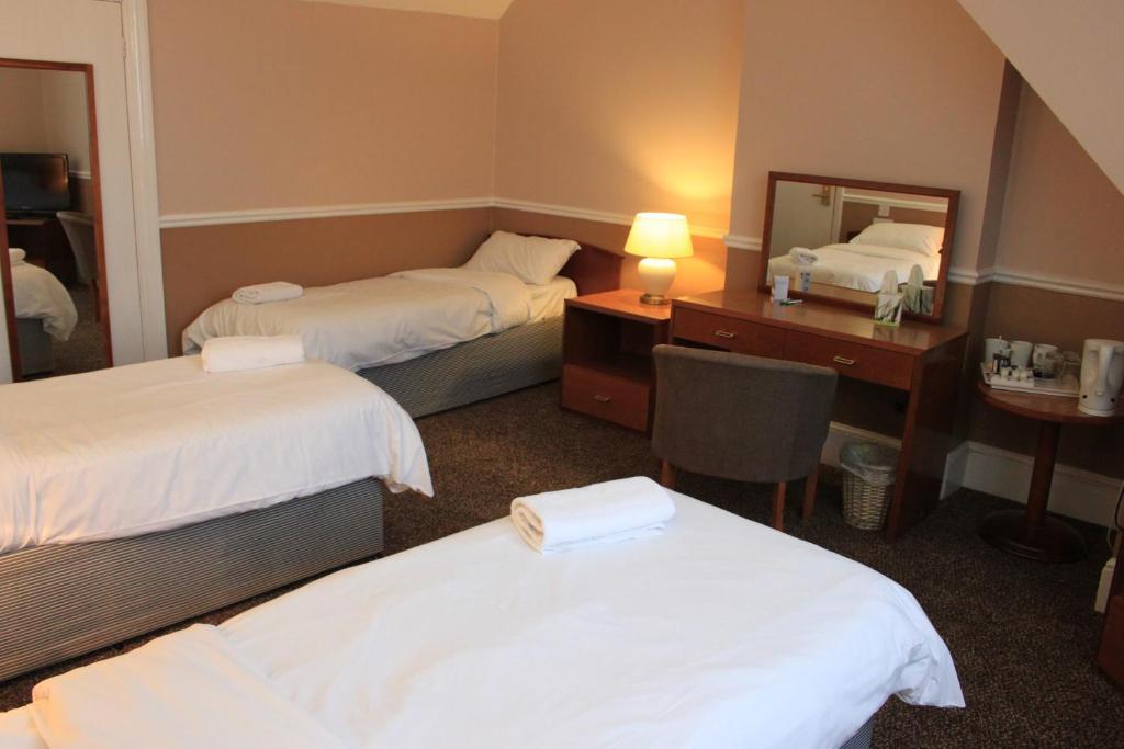 Pines Hotel Luton Airport Zimmer foto