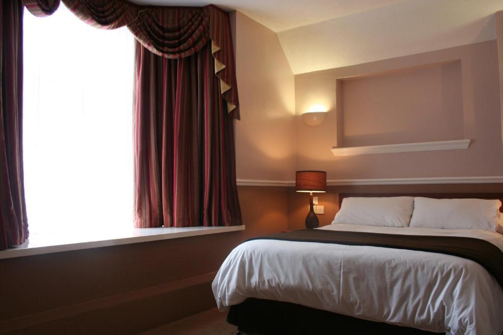 Pines Hotel Luton Airport Zimmer foto