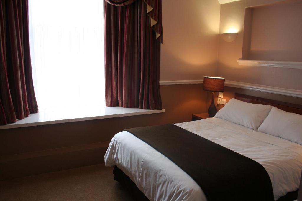 Pines Hotel Luton Airport Zimmer foto