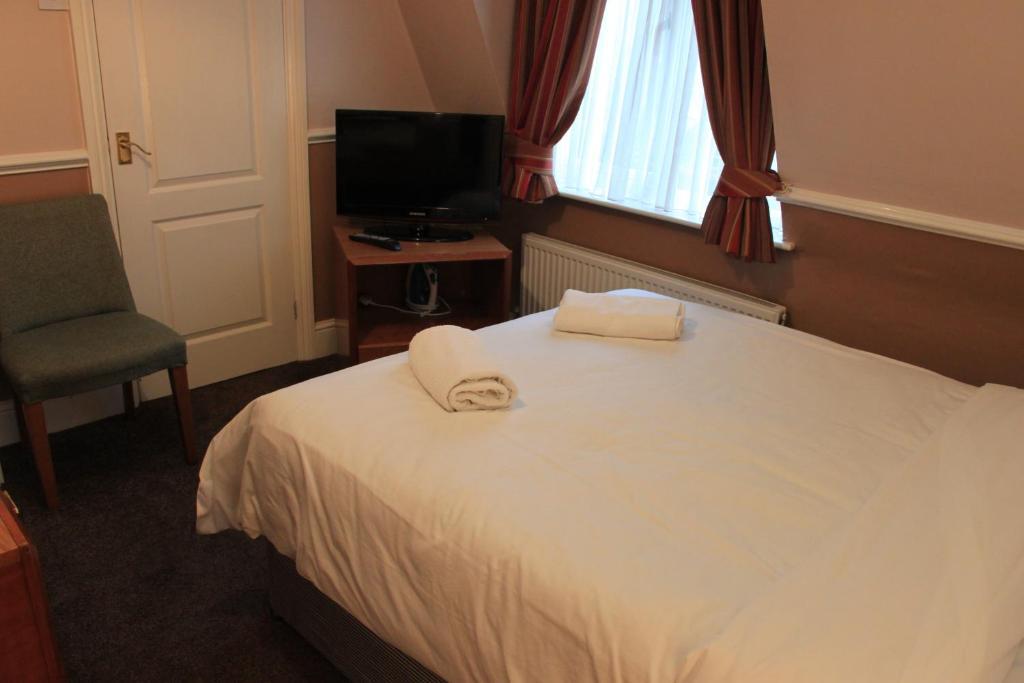 Pines Hotel Luton Airport Zimmer foto