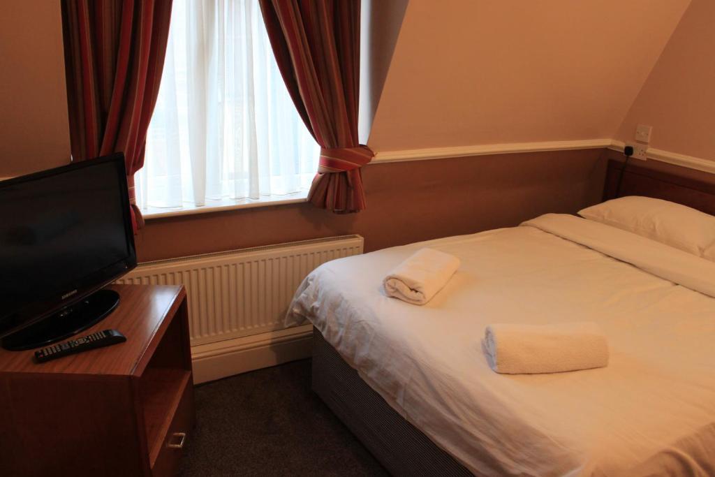 Pines Hotel Luton Airport Zimmer foto